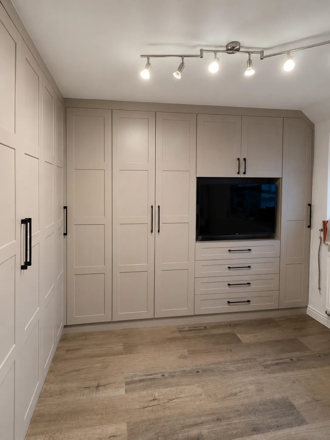 Vertical fitted wardrobe project